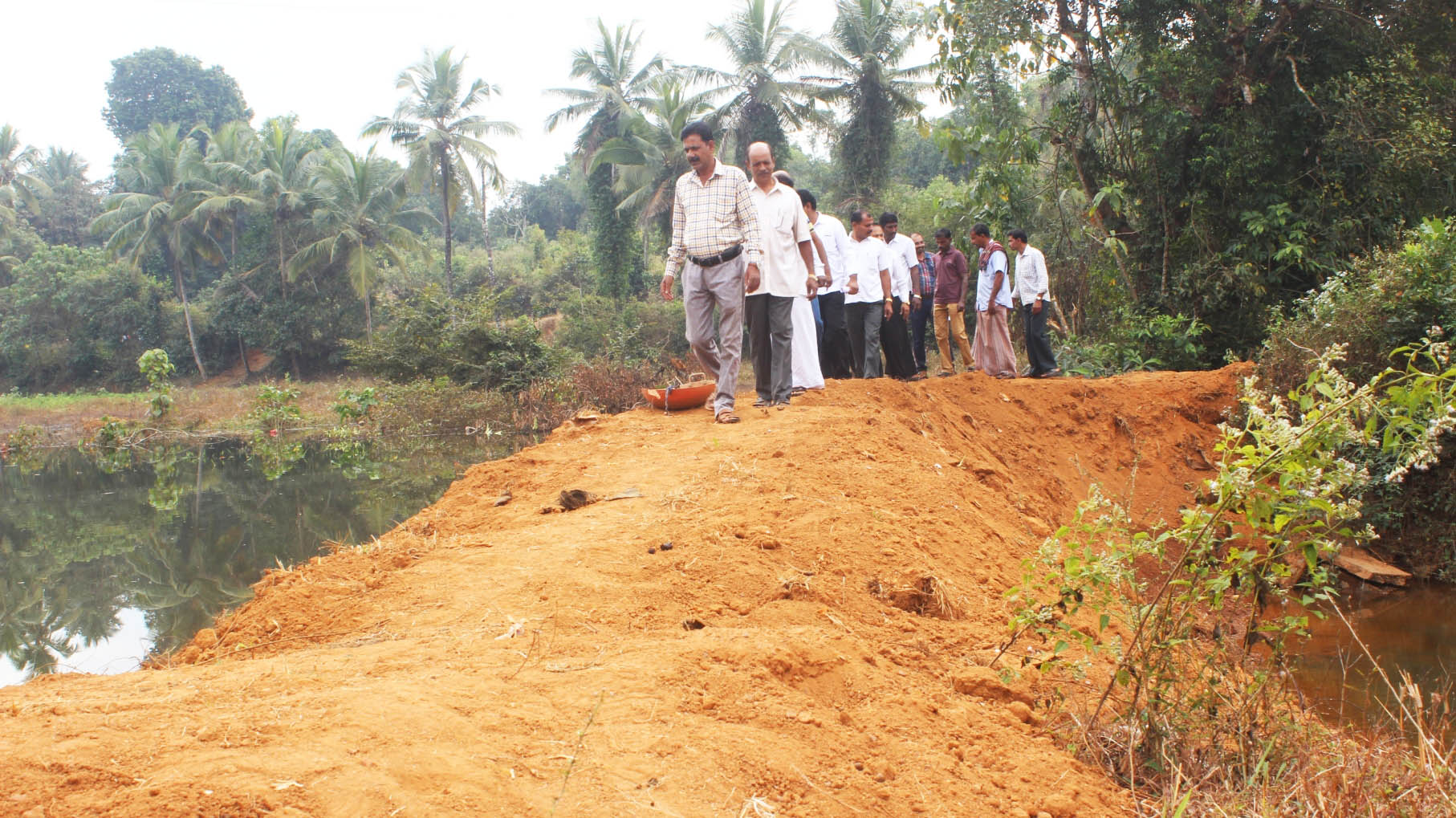 ಬಿದ್ದು ಹೋಗಿರುವ ಕಿಂಡಿ ಅಣೆಕಟ್ಟುಗಳಿಗೆ ಮಣ್ಣಿನ ಒಡ್ಡು: ತೆಂಕಮಿಜಾರು ಗ್ರಾಪಂನಿಂದ ವಿನೂತನ ಕಾರ್ಯಕ್ರಮ